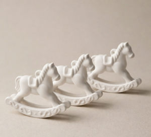 Γύψινα αλογάκια. Η Λούνα, Η Μίλο και Ο Τεο  Φωτογραφία 1